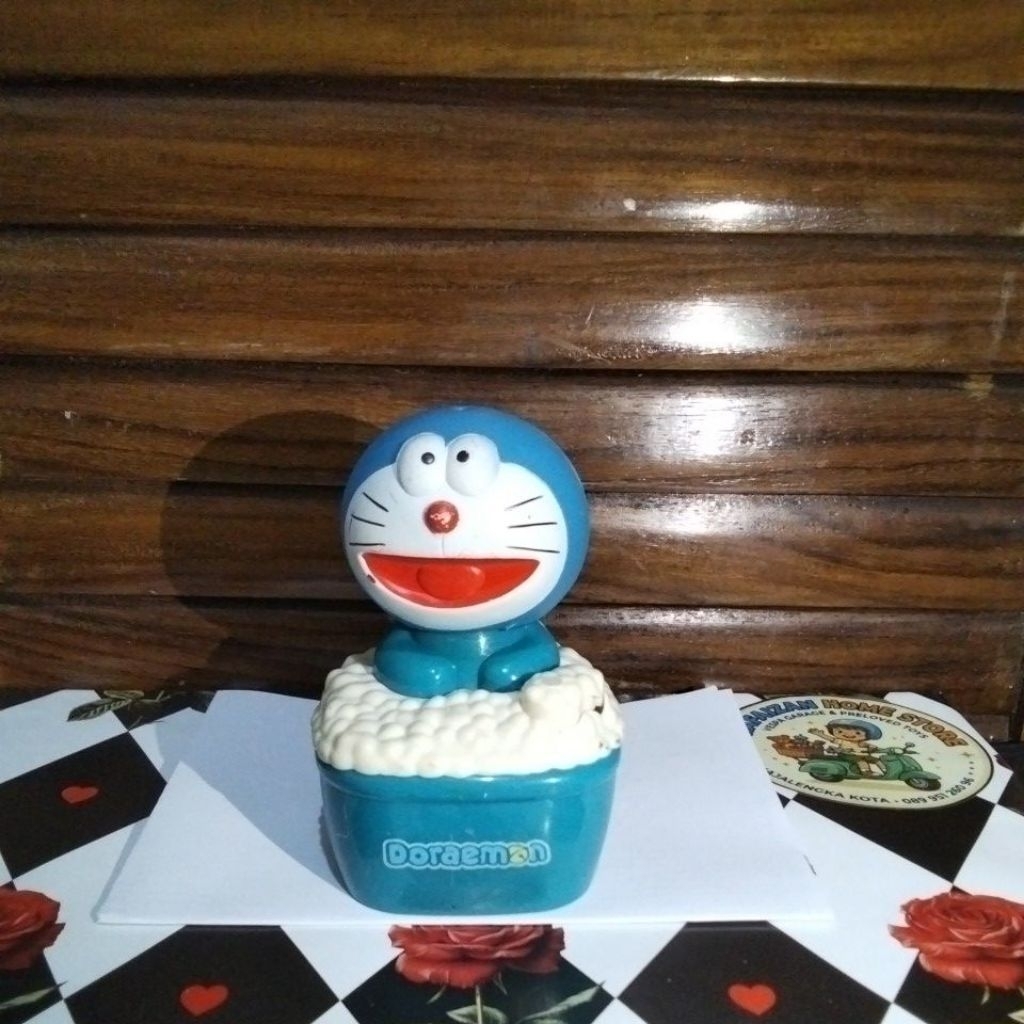 mainan figure Doraemon preloved