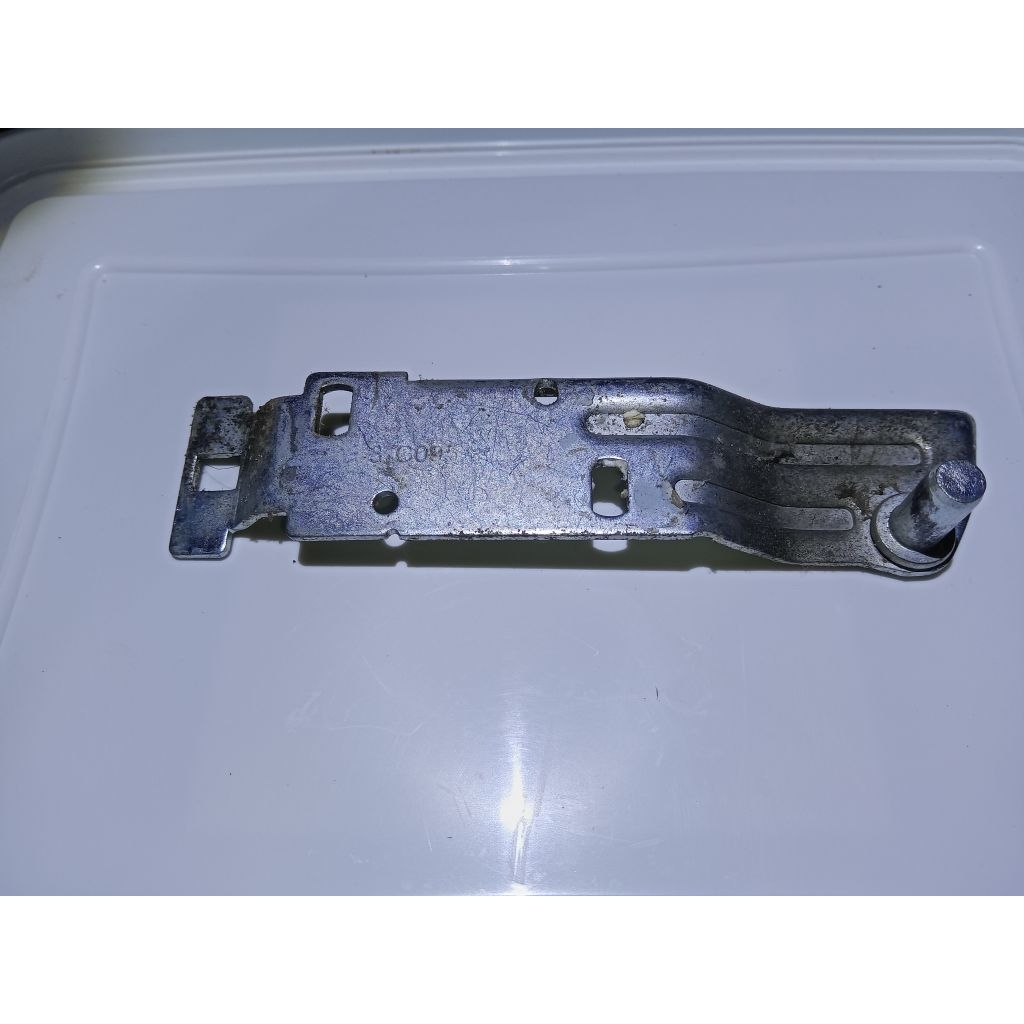 Engsel kulkas Polytron 1 pintu
