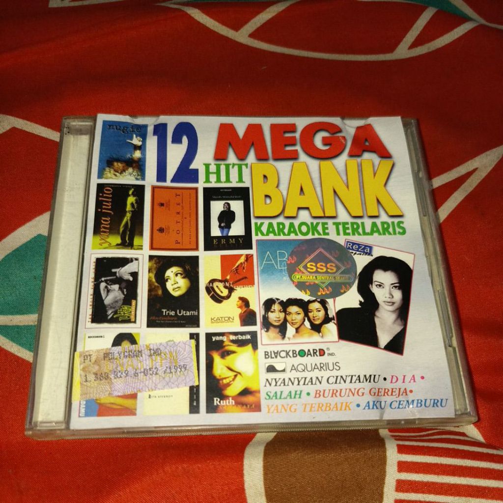 VCD 12 MEGA HIT BANK AB THREE REZA RUTH SAHANAYA TRIE UTAMI POTRET