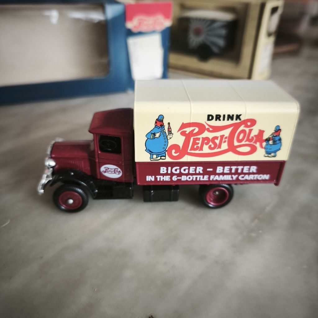 LLEDO 1/76 Mack Canvas Back Truck Pepsi Cola