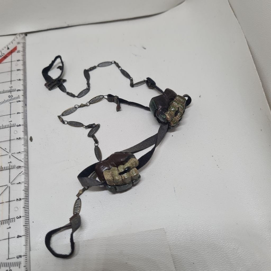 skala 1/6 handset dengan sling predator tracker set figure hot toys
