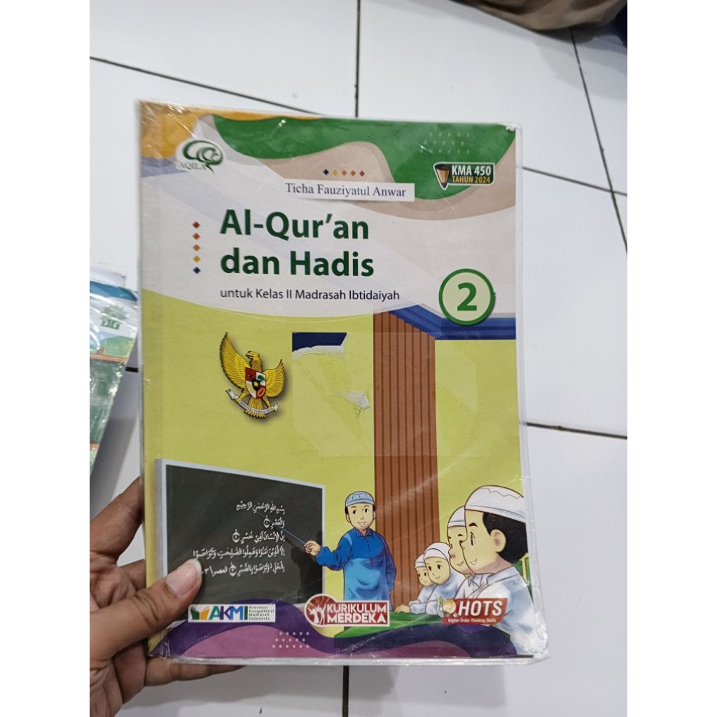 Buku Al-Qur'an dan Hadis Tiga Serangkai kelas 2