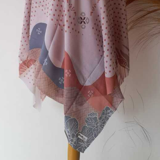 Jilbab Segiempat Motif Ukuran Syari Jumbo 130x130 cm Merk Azzura Scarf
