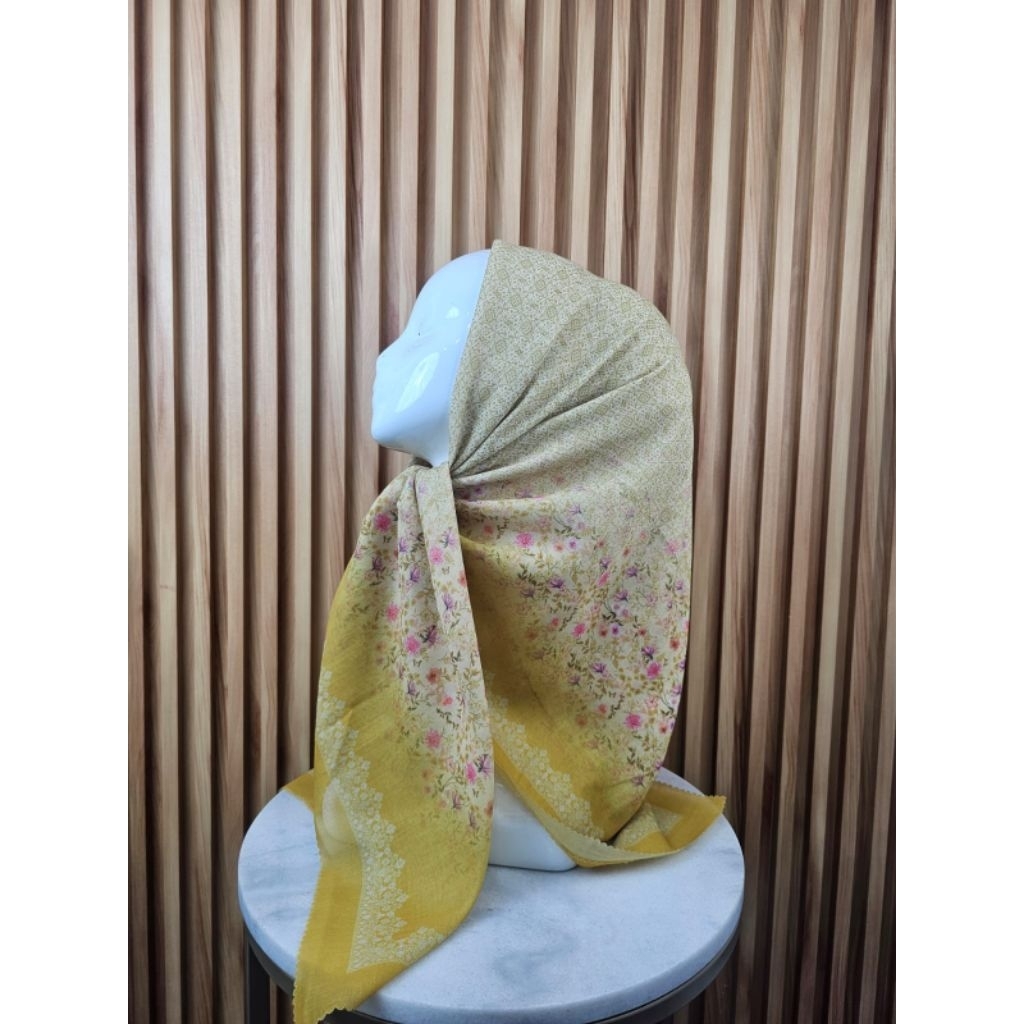 KERUDUNG SEGI EMPAT VOAL MOTIF BUNGA BIANCA CREAM KUNING