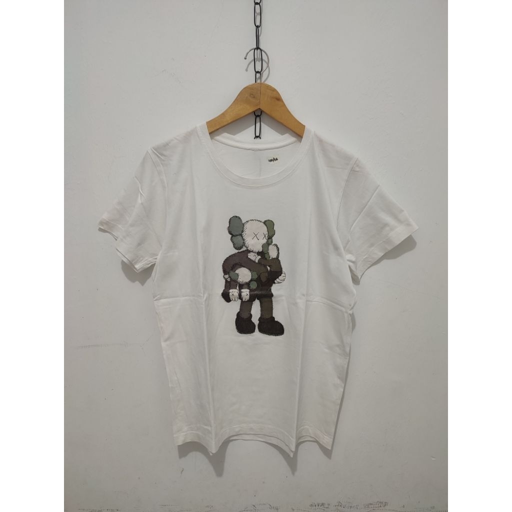 T-SHIRT KAWS MIRROR/BUKAN UNIQLO SECOND
