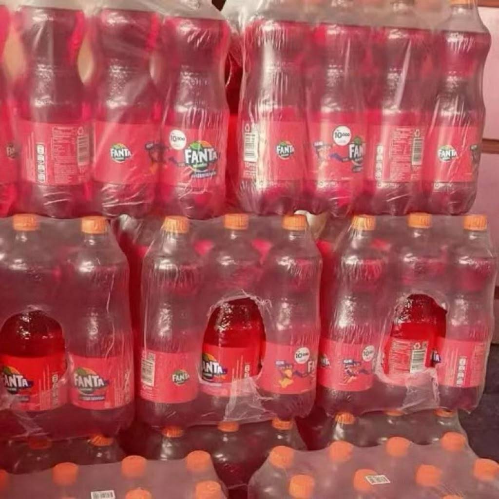Fanta Minuman Soda Rasa Stroberi Botol 1L-1 DUS 12 PCS