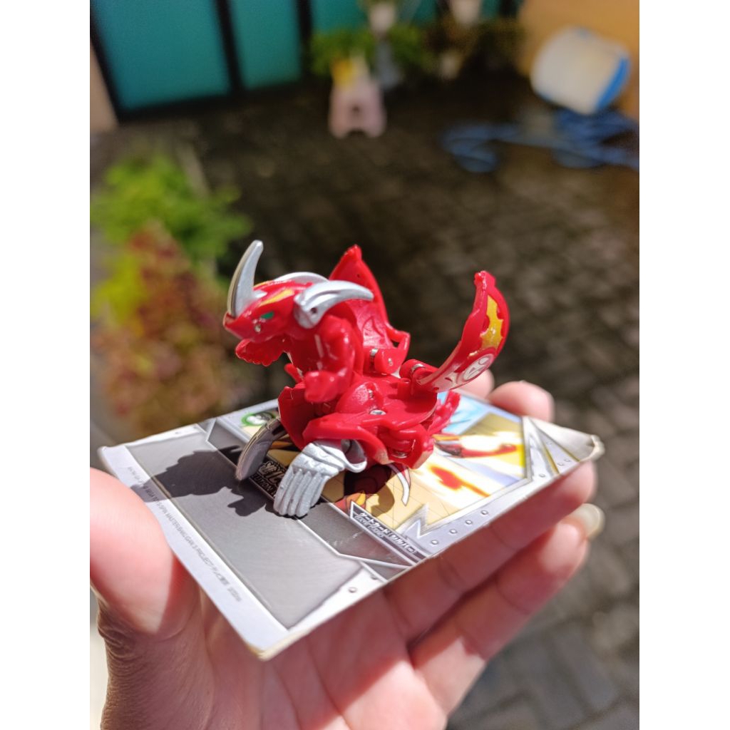 Bakugan Pyrus Lumino Dragonoid