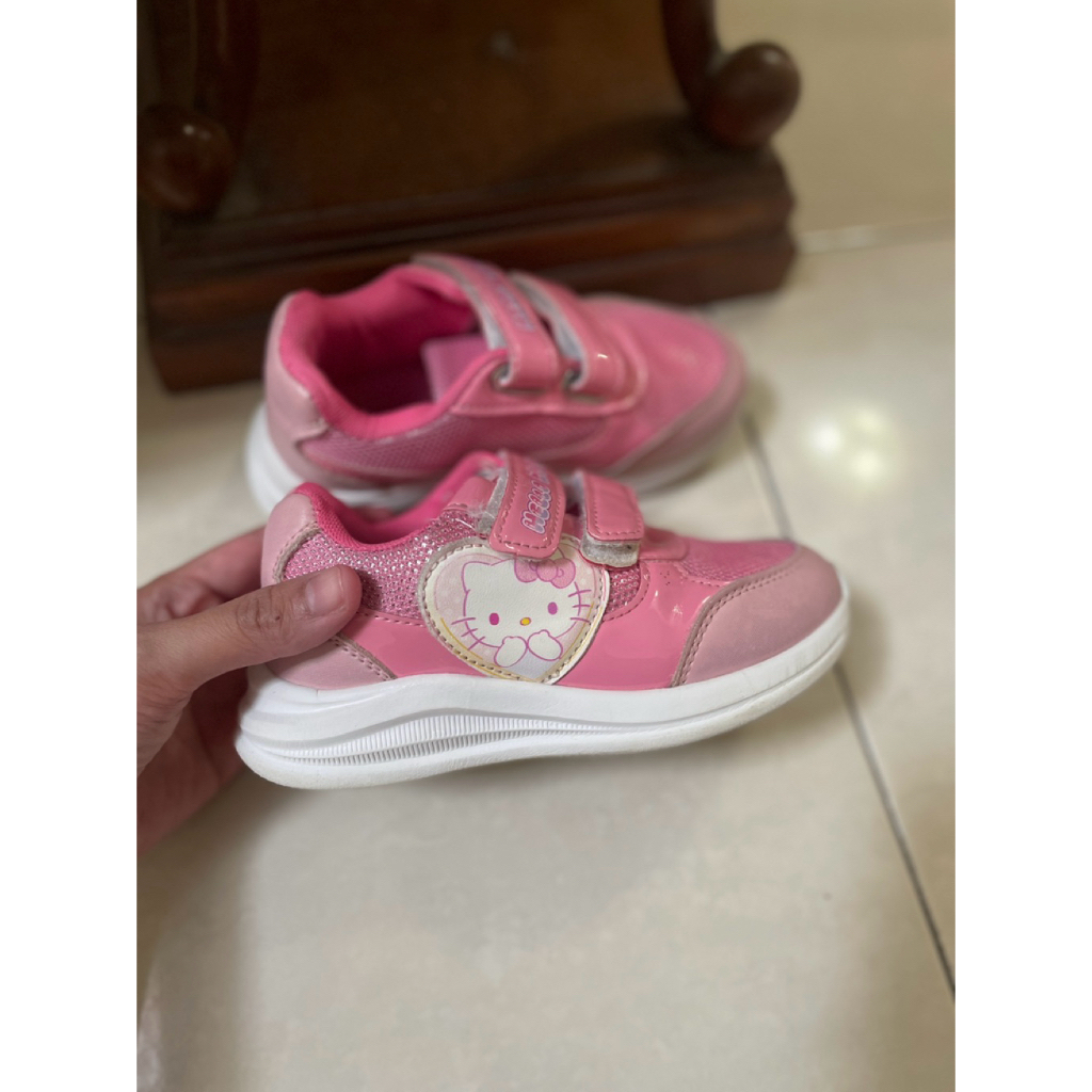 Preloved sepatu sanrio hello kitty sport station