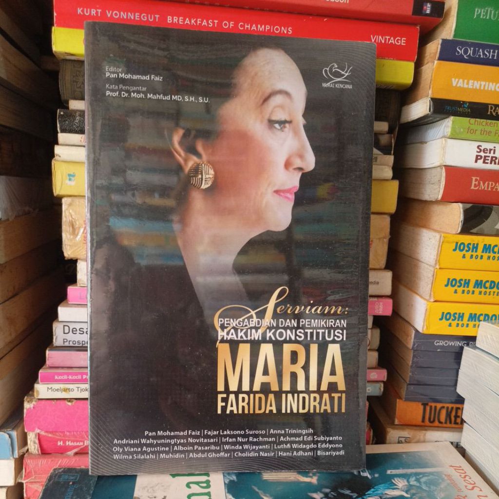 Buku original Serviam: pengabdian dan pemikiran hakim konstitusi Maria Farida Indrat by Pan Mohamad 