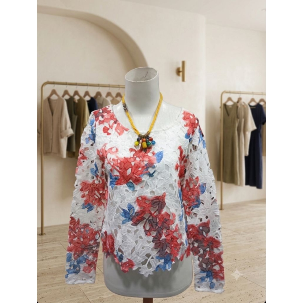 Blus brokat putih dengan motif bunga merah dan biru