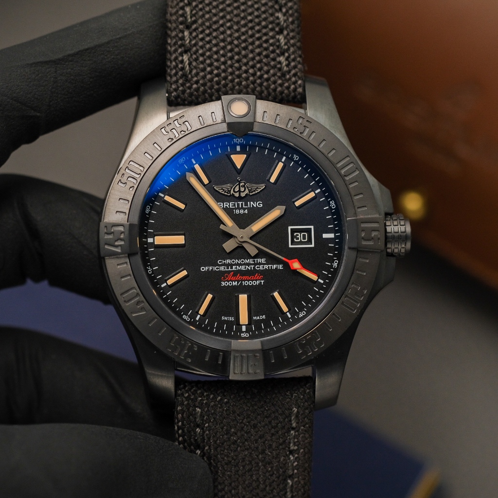 JAM TANGAN BREITLING AVENGER BLACKBIRD 44mm BLACK DIAL TITANIUM MILITARY STRAP
