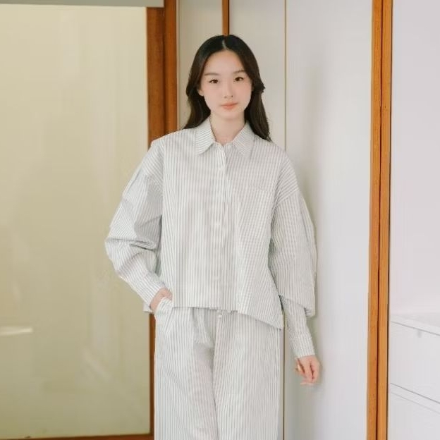 Nymph Crop Kyomi Kemeja Wanita