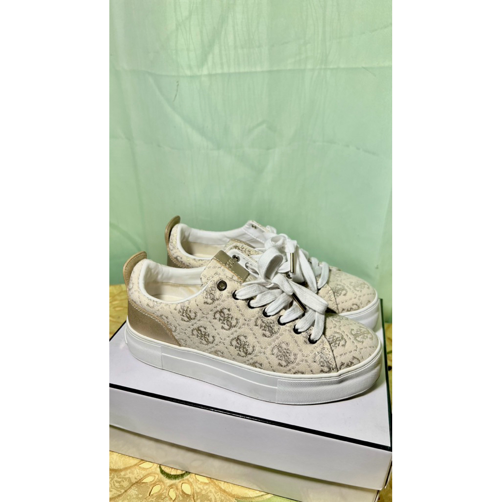 Sepatu Guess Gold