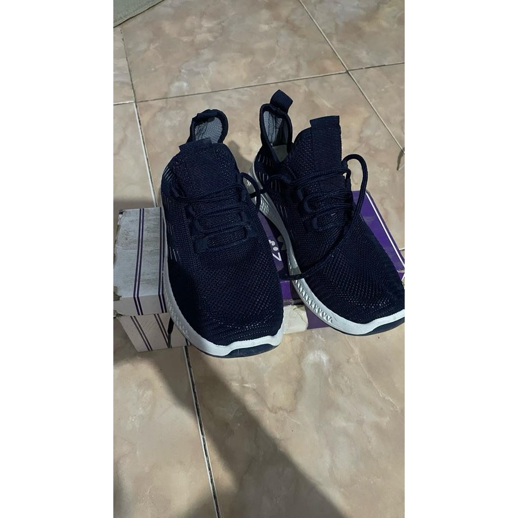 sepatu sneakers dr kevin