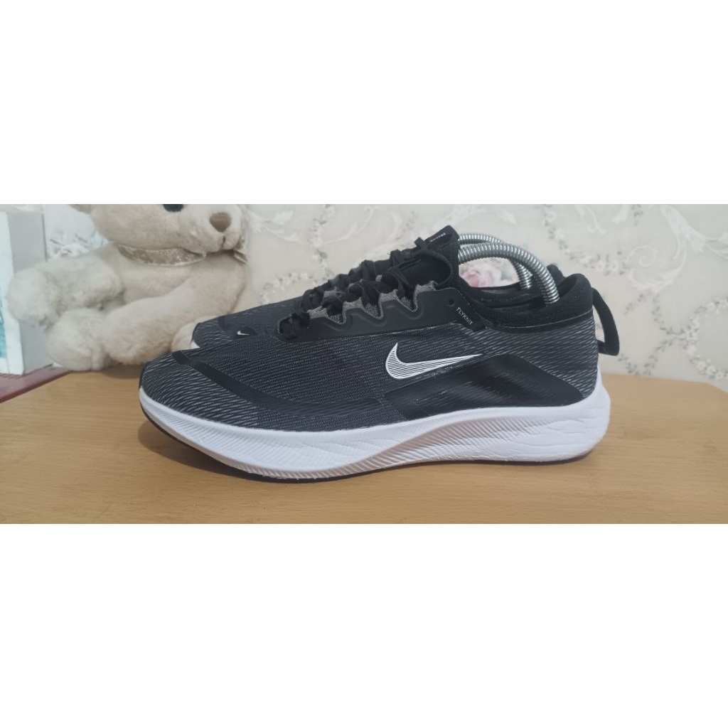 nike zoomfly 5 size 43
