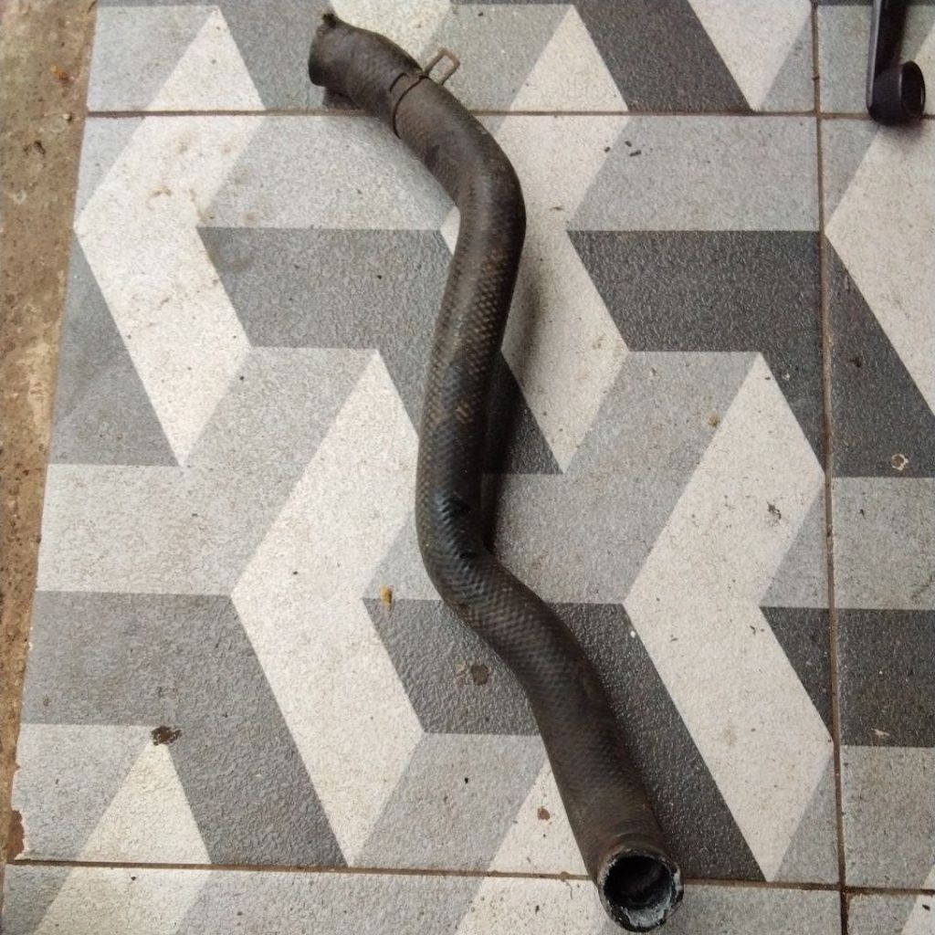 Selang radiator atas Daihatsu classy charade CX 1.0