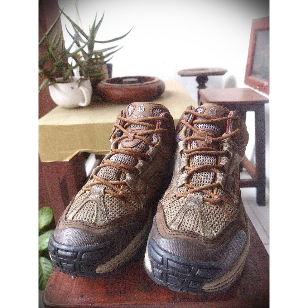 sepatu outdoor seken brand Vasque sz 42