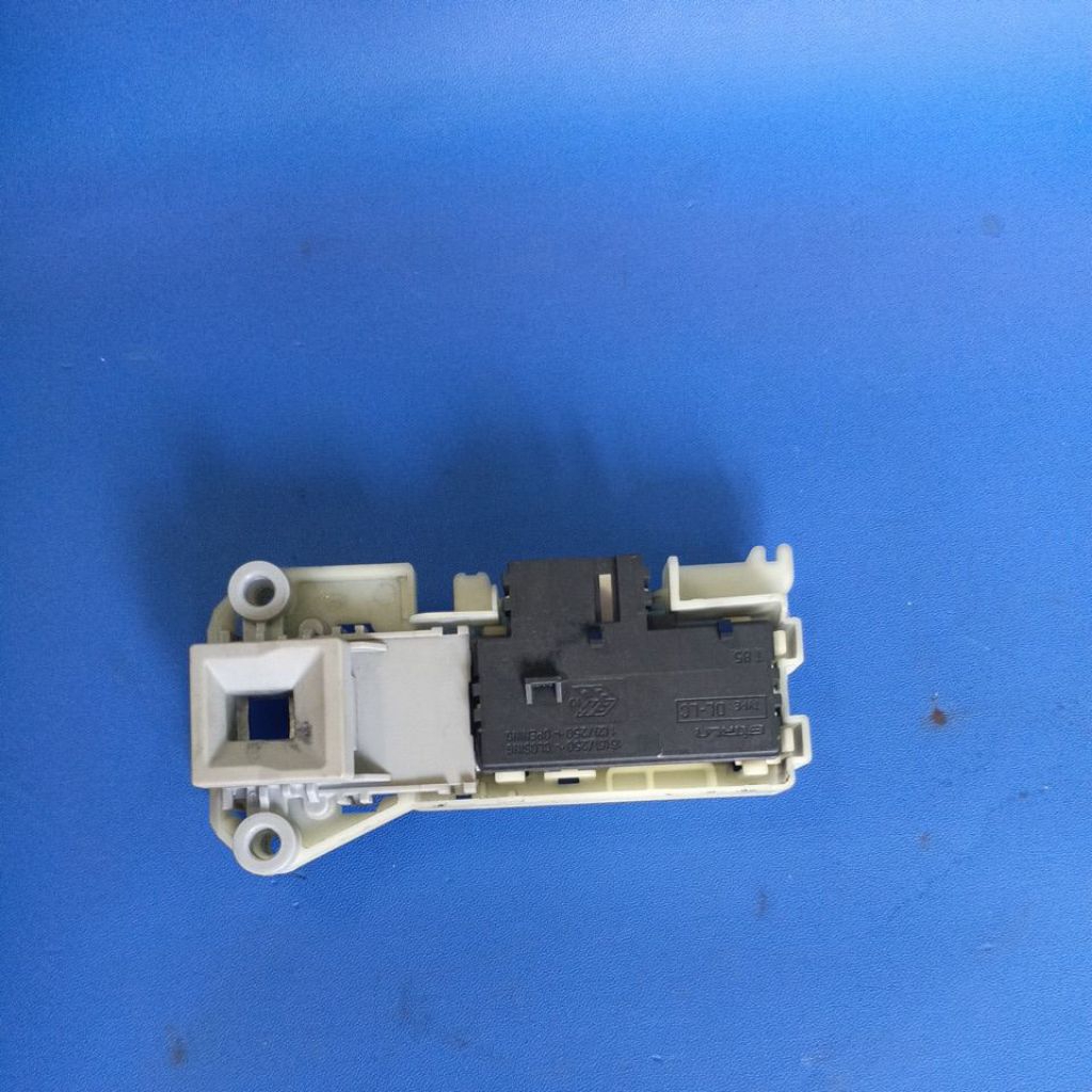 Doorlock-mesin-cuci-electrolux-ewp85742