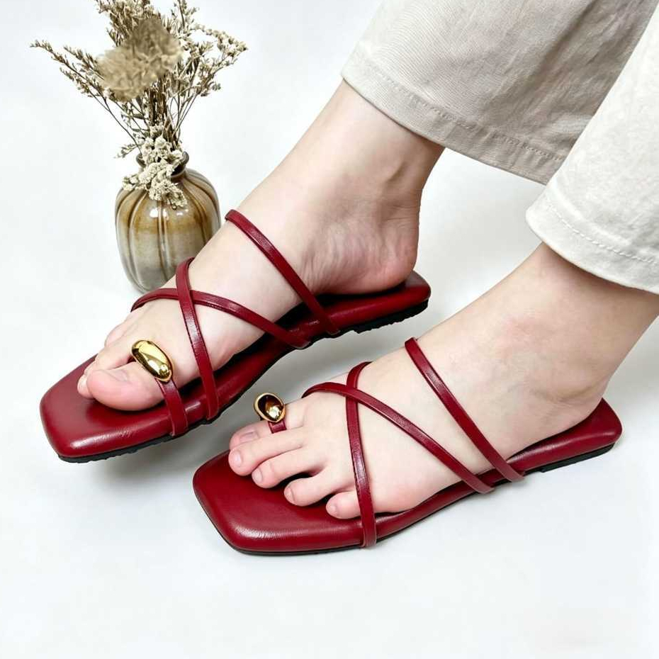 Sandal Wanita Merah Polos Tali Silang Pergelangan Kaki Dengan Aksen Emas