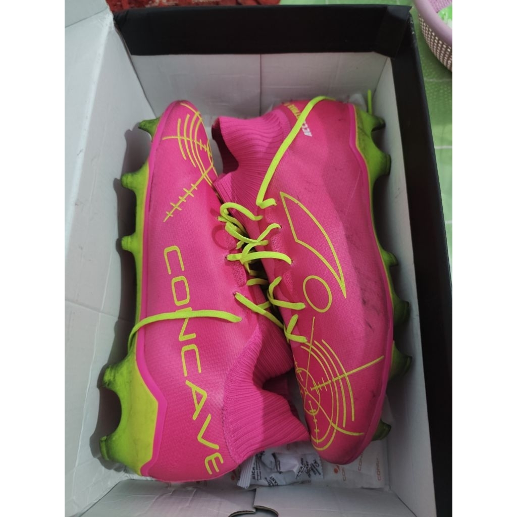 sepatu bola concave accustrike