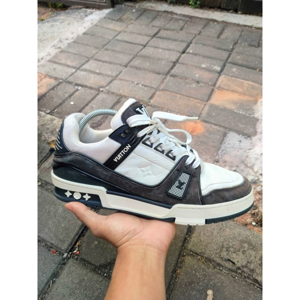 sepatu second LV Trainer
