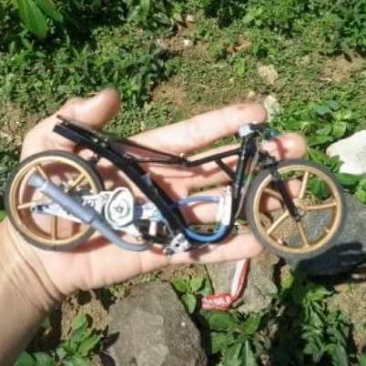 miniatur motor Yamaha Mio sporty model trondol terpasang dinamo kecil di ban