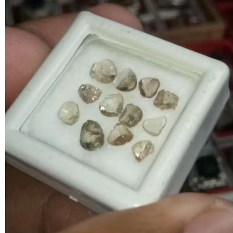 (INTAN/BERLIAN BANJAR) intan lantakan asli / bahan berlian mentah besar