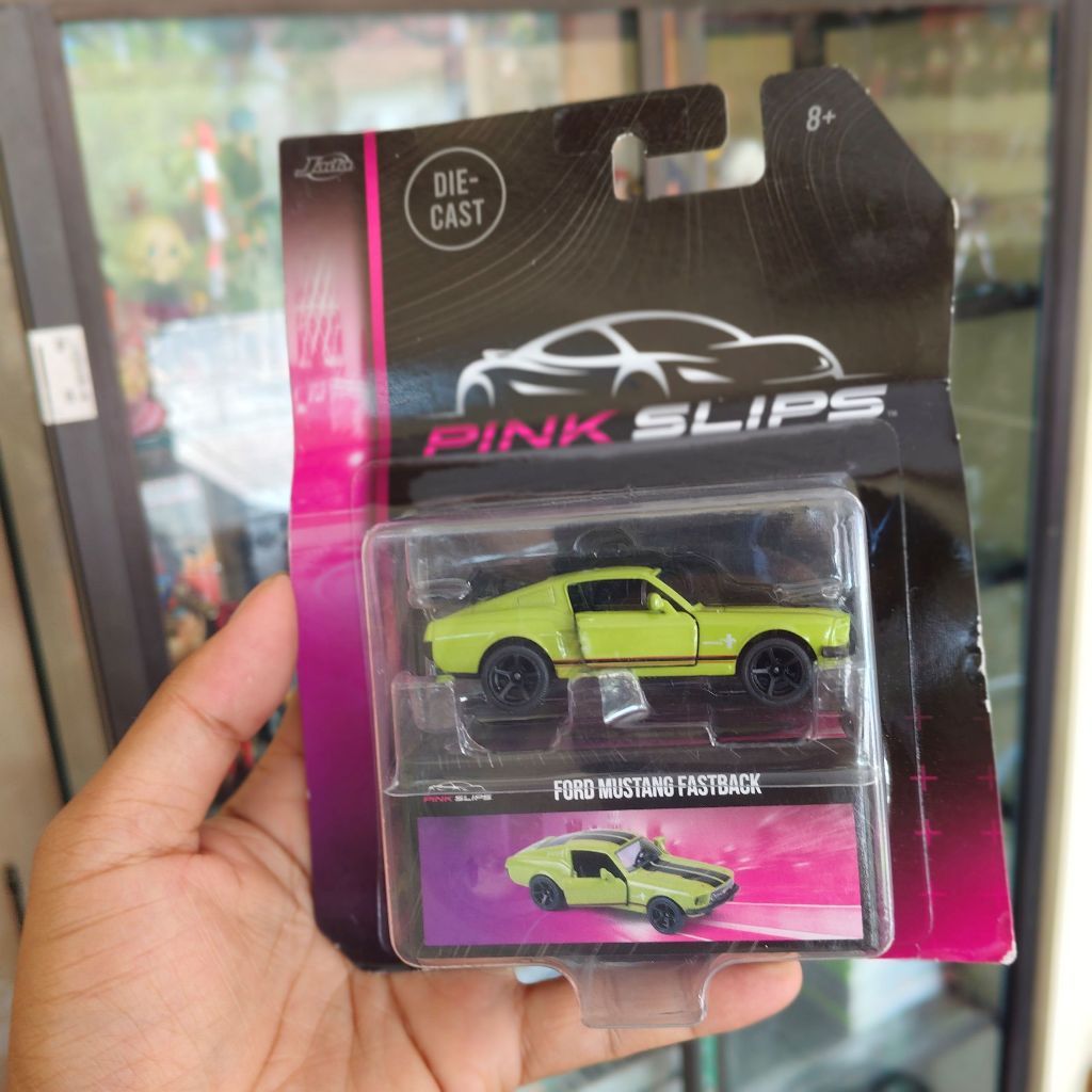 diecast mobil 2023 Jada Toys Pink Slips - Ford Mustang Fastback.
