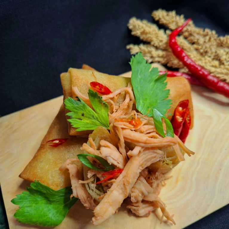 Ayummy | Lumpia Ayam Suwir Pedas Frozen Food Isi 4 Pcs Camilan Beku Mentah