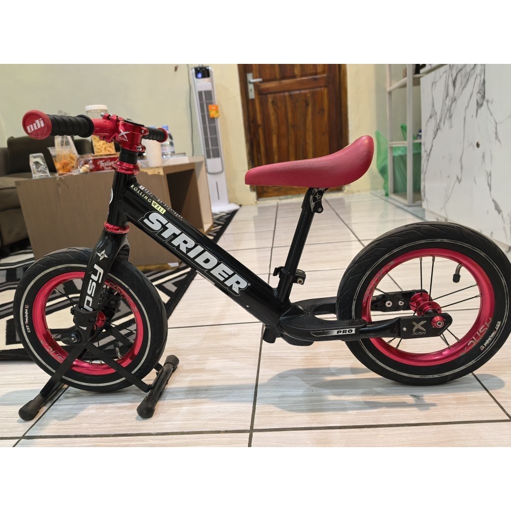 Sepeda Balance Anak STRIDER PRO warna hitam merah second