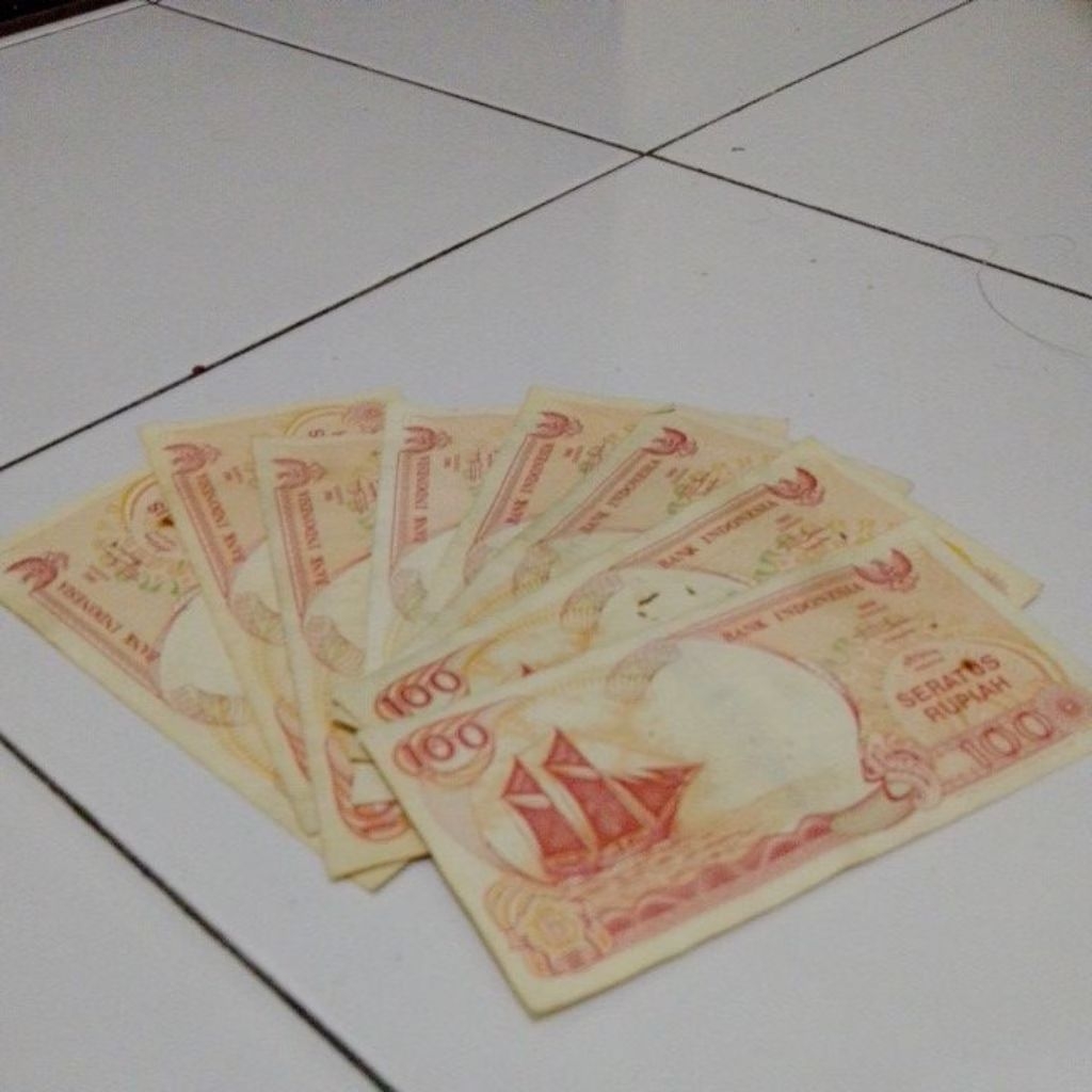uang kuno 100 rupiah kapal pinisi 1992 kondisi bekas