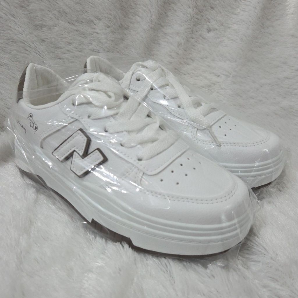 Sepatu dewasa perempuan putih BG 813