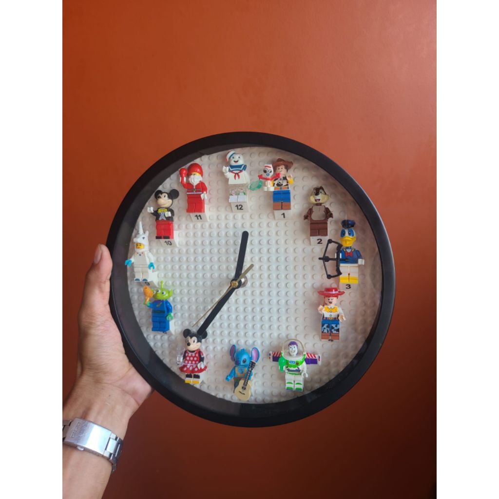 Jam dinding LEGO