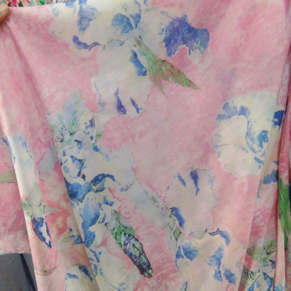 Kain Moscrepe Motif Bunga Pink Biru – Bahan Gamis, Dress, Blouse, Hijab (Harga Kain Per½ Meter)