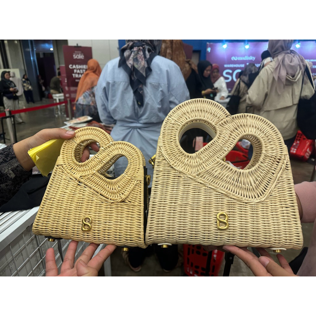 Ready Buttonscarves Hold Me Rattan Bag - Medium