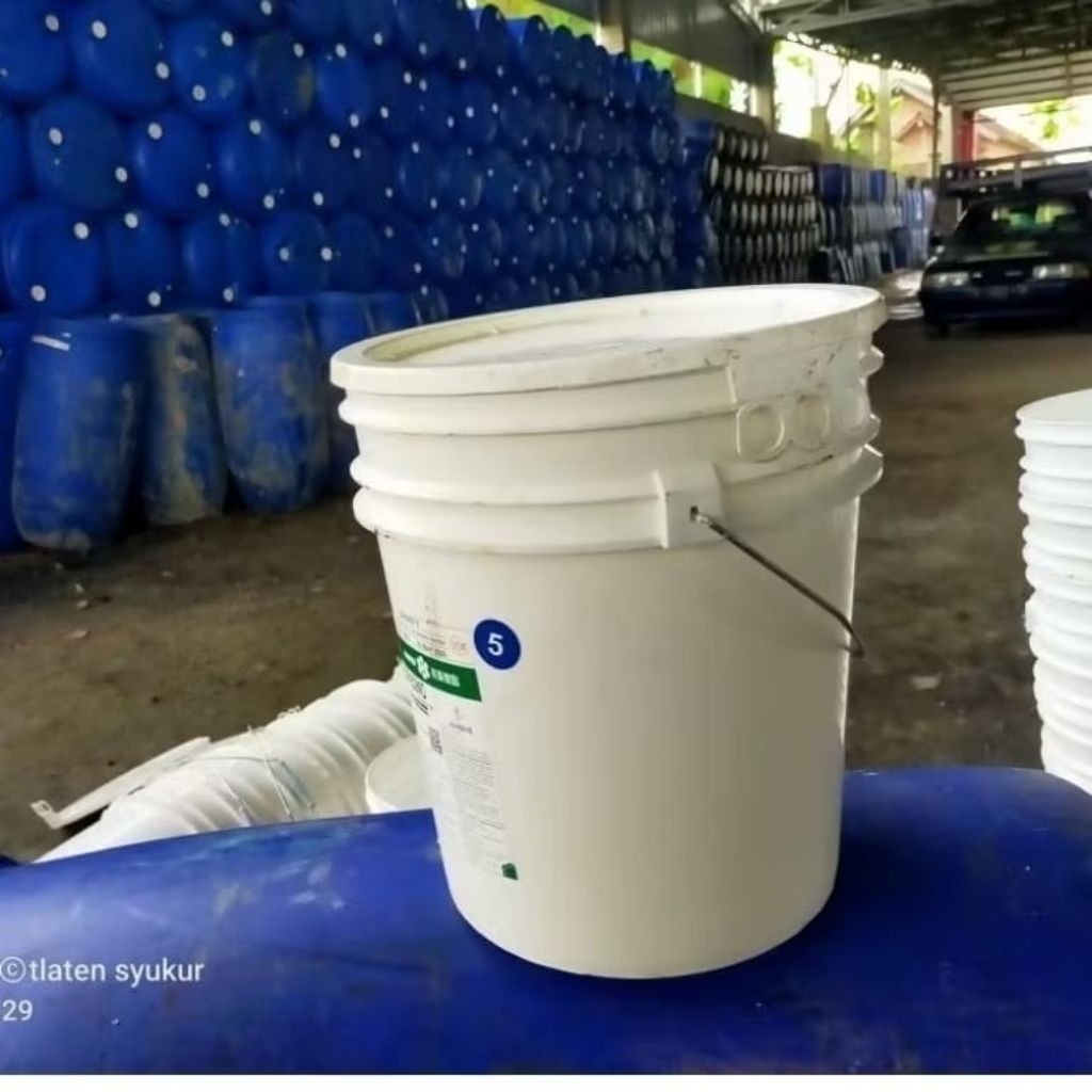 ember plastik 25kg.pegangan besi. lengkap tutup/ember plastik bekas 25kg/ember bekas plastik murah t