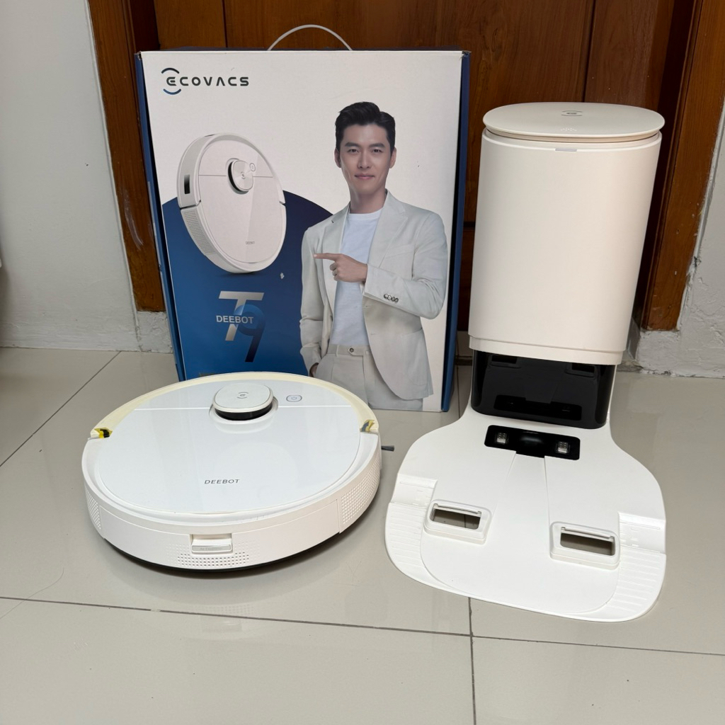 Ecovacs Vacuum Cleaning + Empty Station Robot