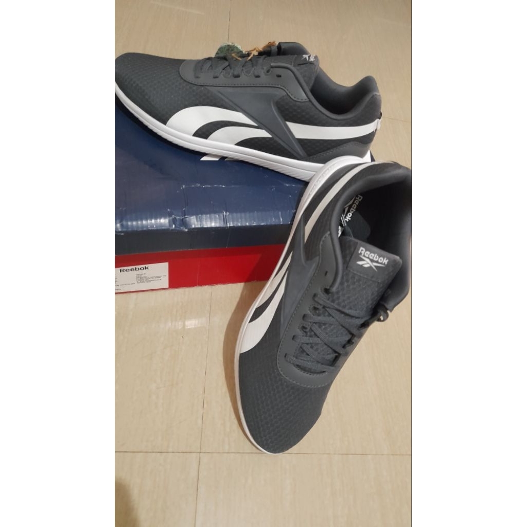 sepatu cowok Reebok size 44 ori