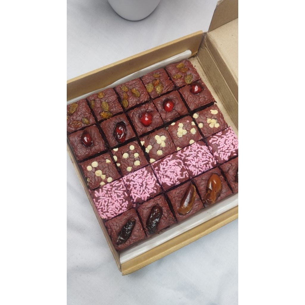 

Brownies Coklat Red Velved Toping Premium Kurma dan Buah Cherri Pangganng Isi 25 pcs JAGAD FOOD