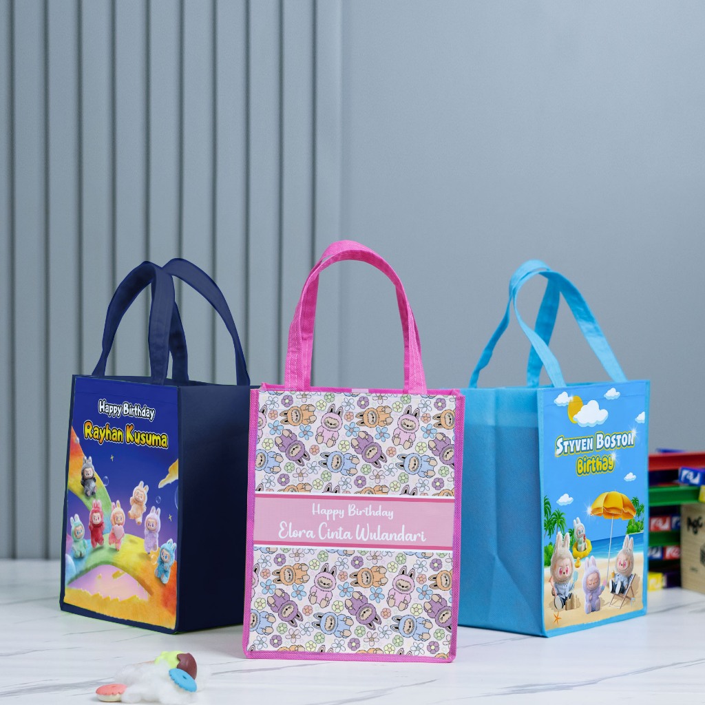 

Tas Custom Nama Anak Motif Labubu Ukuran Potrait T25 P20, Tas Ulang Tahun Anak 2 Hari Jadi