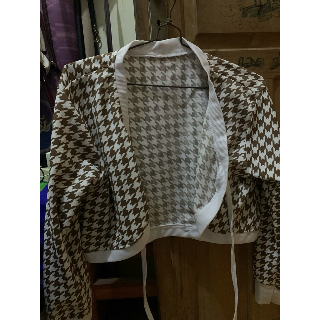 Outer Crop Warna coklat putih