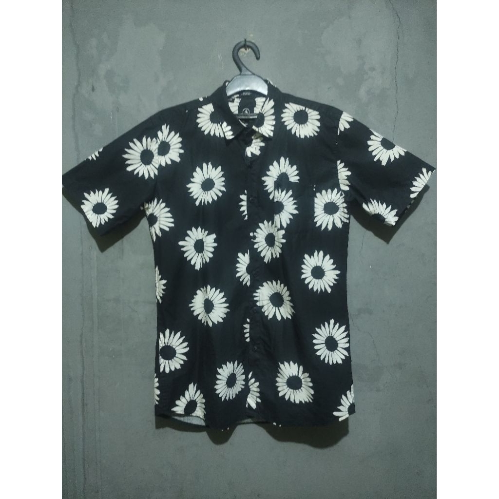 Kemeja Pantai Bunga Matahari Hitam Putih | VOLCOM