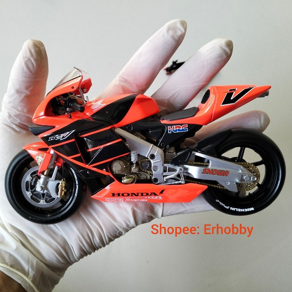 Minichamps skala 1:12 MotoGP, Honda RC211V Test bike Suzuka 2001, Valentino Rossi