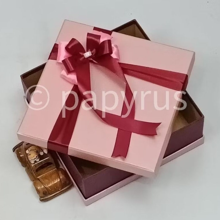 

PAPYRUS Sandwich 25x25 Tinggi 8cm Kotak Kado Gift Box Hardbox Hampers V1