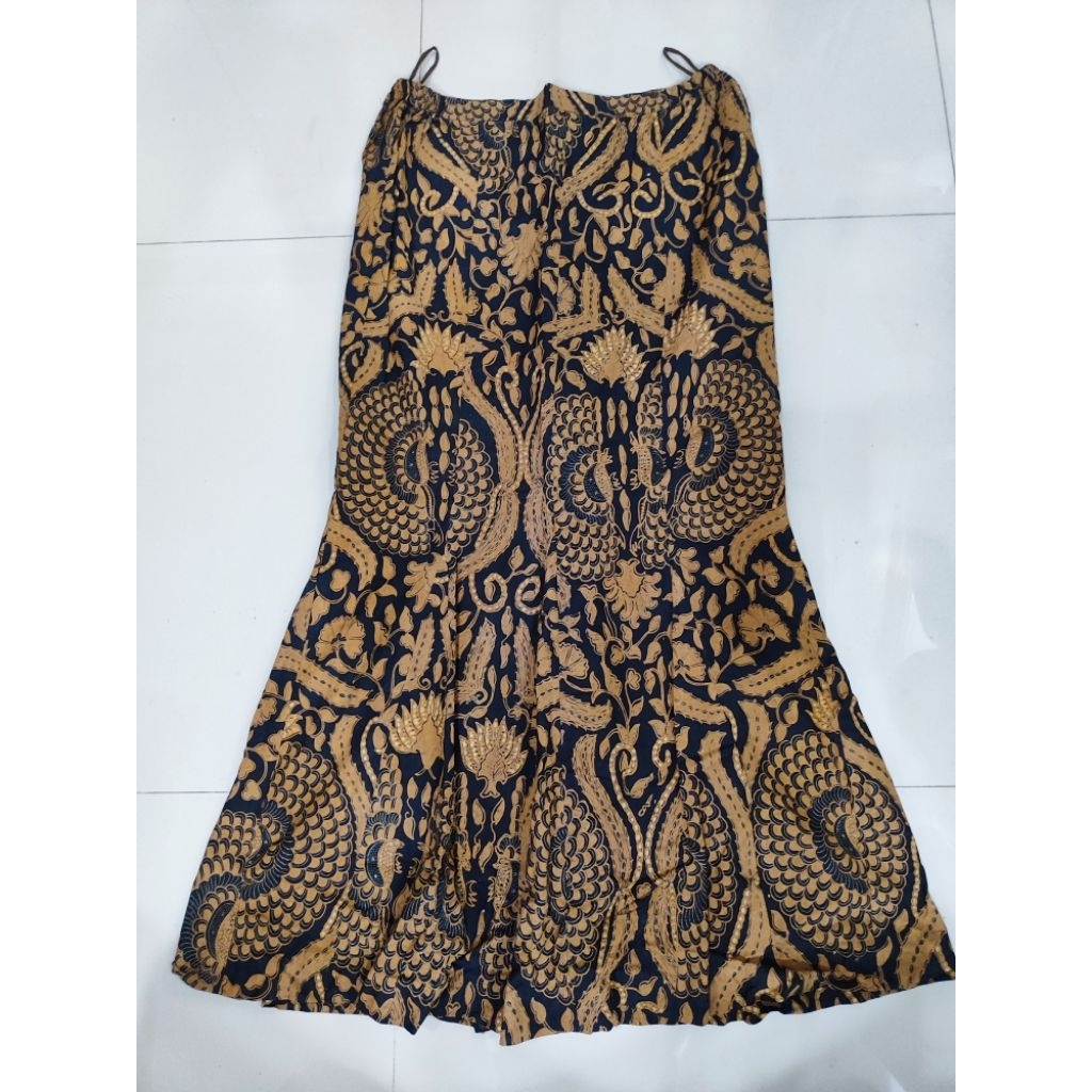 Rok bawahan midi wanita batik hitam bermotif coklat