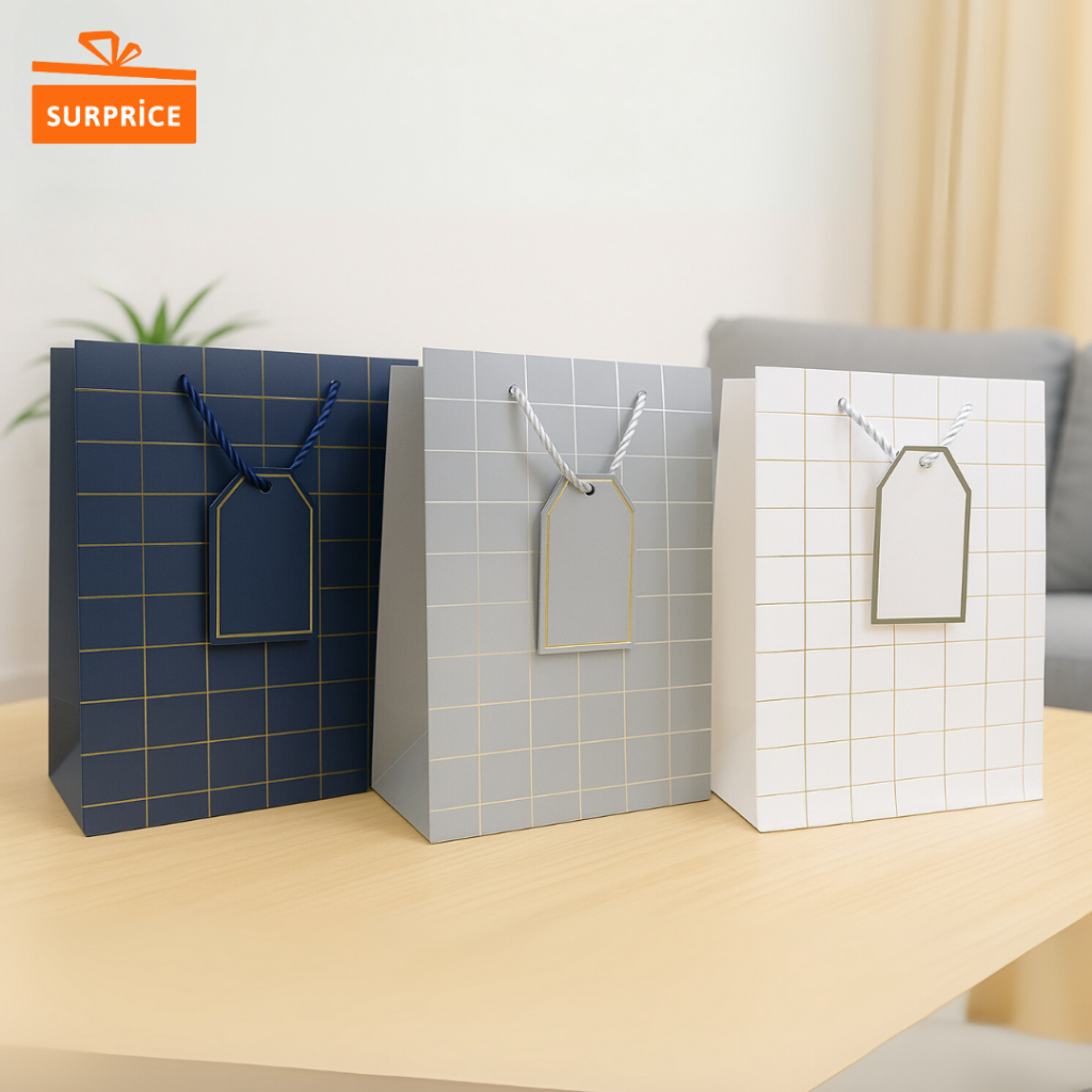 

Surprice Paper Bag Tali Kotak Emboss 18x23 / Paperbag Kartu Ucapan / Tas Hadiah / Tas Kado / Paper Bag Hampers / Paper Box Kado Hadiah Ulang Tahun