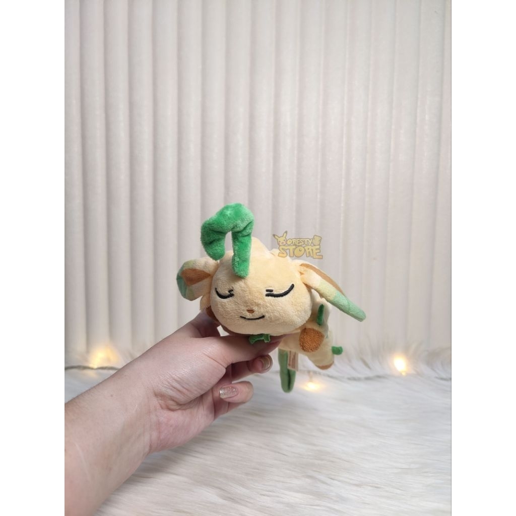 Boneka Pokemon Leafeon Kuttari Beanie Sleeping - Pokemon Center