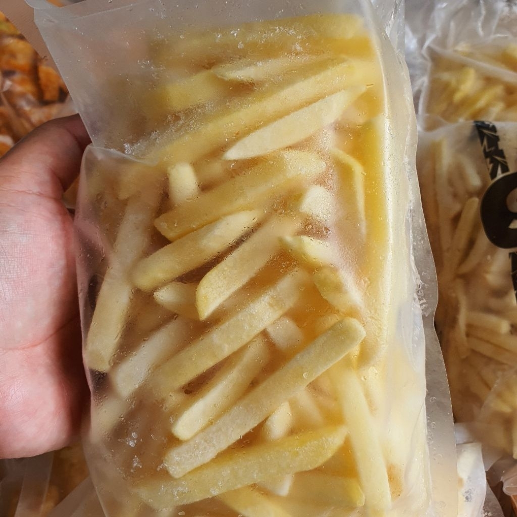 

MC cain star French fries 500 gr / kentang goreng / shoestring / straigh cut / crinckle cut halal / Frozen food / cemilan