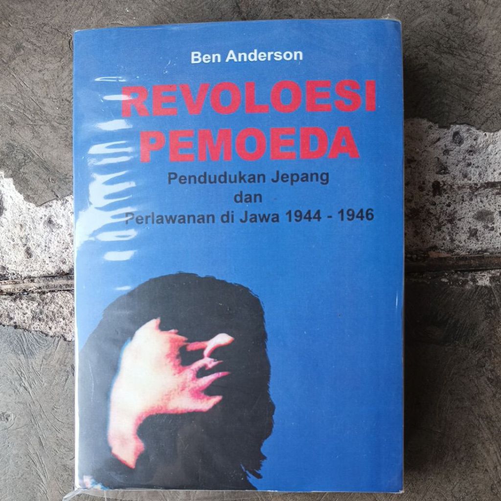 BUKU REVOLOESI PEMOEDA PENDUDUKAN JEPANG DAN PERLAWANAN DI JAWA 1944 - 1946
