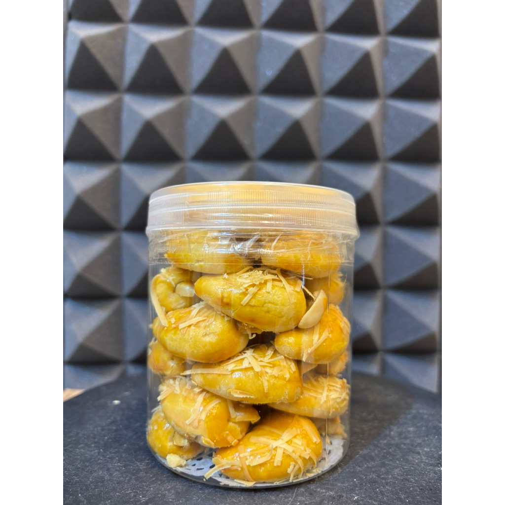 

Snackkings Kue Nastar Kacang Mete Keju Original Home Made Lembut wangi Manis dan Buttery Premium kemasan Toples 600ml